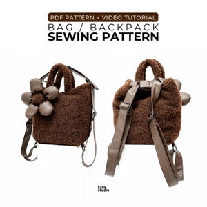 Peut inclure: Deux vues d'un sac en tissu marron en forme d'ours en peluche avec un accent floral. Le sac peut être porté par la poignée supérieure ou comme un sac à dos avec des bretelles réglables. Le texte sur l'image indique : PDF PATTERN + VIDEO TUTORIAL BAG / BACKPACK SEWING PATTERN.