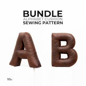 Könnte beinhalten: Ein Schnittmuster für Alphabet-Kissen mit dem Text BUNDLE ALPHABET CUSHION SEWING PATTERN. Das Bild zeigt zwei braune, gefüllte, dreidimensionale Stoffbuchstaben, A und B, mit sichtbaren Nähten und einer lederartigen Textur.