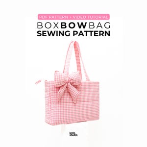 Può includere: Una borsa a scatola a quadretti rosa e bianchi con due manici e un grande fiocco in tessuto sul davanti. Il testo in alto recita PDF PATTERN + VIDEO TUTORIAL BOXBOWBAG SEWING PATTERN, e il testo in basso recita kstn. studio.