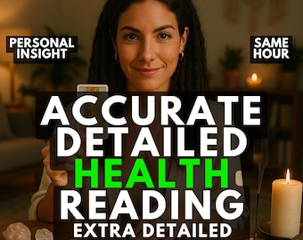 Puede incluir: Una persona sostiene una carta del tarot con superposiciones de texto que dicen PERSONAL INSIGHT, SAME HOUR, ACCURATE DETAILED HEALTH READING y EXTRA DETAILED. Cuatro cartas del tarot están sobre una mesa de madera junto a dos cristales y una vela blanca encendida.