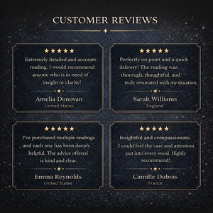 Puede incluir: Fondo oscuro con el texto "CUSTOMER REVIEWS" y cuatro testimonios de clientes. Cada testimonio est&aacute; en un marco decorativo con un borde dorado e incluye una calificaci&oacute;n de 5 estrellas, una cita y el nombre y la ubicaci&oacute;n del revisor.