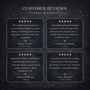 Pu&ograve; includere: Uno sfondo blu scuro stellato mostra quattro recensioni dei clienti, ciascuna con cinque stelle dorate. Il testo include testimonianze di Marie Turner, Charlotte Dubois, James Sullivan e Lucy Mitchell, che lodano la qualit&agrave; e la sensibilit&agrave; delle letture.
