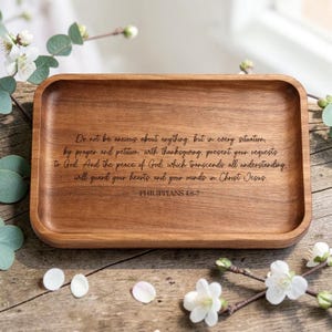 Peut inclure: Un plateau rectangulaire en bois aux coins arrondis portant le texte gravé : Do not be anxious about anything, but in every situation, by prayer and petition, with thanksgiving, present your requests to God. Philippians 4:6-7.
