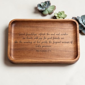 Op de afbeelding: Een rechthoekig houten dienblad met afgeronde hoeken voorzien van de gegraveerde tekst: Sweet friendships refresh the soul and awaken our hearts with joy, for good friends are like the anointing oil that yields the fragrant incense of God's presence. PROVERBS 27:9.