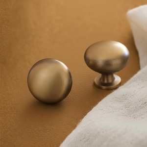 Pomos redondos de latón cepillado antiguo para armarios, tiradores lisos para cajones, pomo dorado para tocadores de cocina.