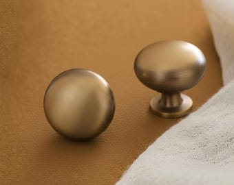 Pomos redondos de latón cepillado antiguo para armarios, tiradores lisos para cajones, pomo dorado para tocadores de cocina.