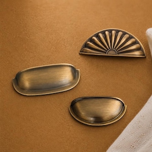Tiradores de armario de bronce cepillado estilo vintage - Tiradores de cajón con forma de concha de estilo vintage - 64 mm / 76 mm