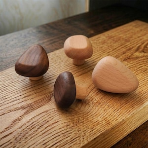 Lådhandtag i massivt trä, ett hål, Nordic Pebble Naturlig valnöt/bok