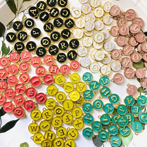 Encantos de letras de esmalte de 15 mm / Colgantes de letras / Encantos de esmalte / Encantos de fabricación de rosarios / Colgante de esmalte único