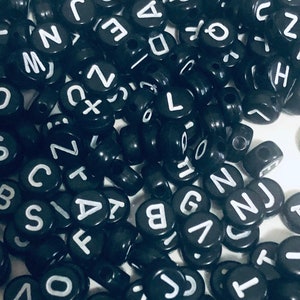 Cuentas de letras negras de 7mm/alfabeto para hacer pulseras/letras de joyería DIY/cuentas y dijes/cuentas de alfabeto acrílico/fabricante de joyas imprescindible