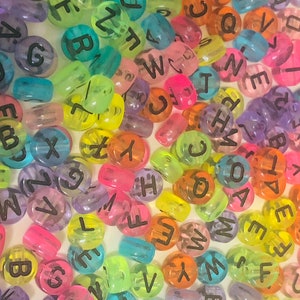 Juego de cuentas de letras de 7 mm / cuentas de alfabeto acrílico de 7 mm / cuentas de letras multicolores / pulsera haciendo alfabeto / letras de joyería diy / cuentas y encantos