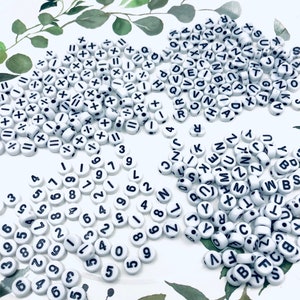 Contas de números de letras brancas de 7 mm | Contas de símbolos matemáticos de 7 mm | Contas e amuletos de coração | Contas de alfabeto acrílico | Fabricante de joias obrigatório