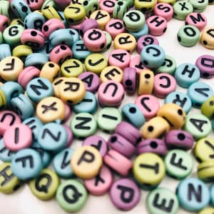 Cuentas de letras multicolores de 7 mm / Alfabeto opaco de 7 mm / Letras de joyería DIY / Cuentas y dijes / Cuentas de alfabeto acrílico / Imprescindible para joyeros