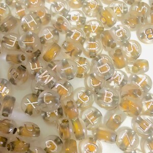 Cuentas de letras acrílicas de 7 mm / Cuentas de letras / Cuentas de letras beige / Cuentas de letras de personalización / Cuentas para joyería personalizada / Cuentas para joyería de nombre