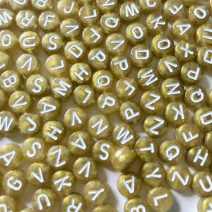 Cuentas de letras del alfabeto de oro de 7 mm, oro acrílico con letras blancas, cuentas acrílicas redondas, cuentas de letras ABC, cuentas de nombre, cuentas de letras marrones