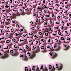 Contas de letras de coração em acrílico de 7 mm | Contas de letras de coração rosa | Contas de coração para pulseiras | Suprimentos para fabricação de pulseiras | Miçangas e amuletos