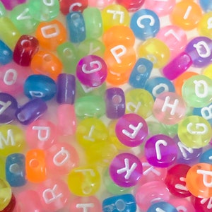 Pulsera de cuentas de letras de 7 mm que hace alfabeto / letras de joyería DIY / cuentas y dijes / cuentas de alfabeto acrílico / pulseras suministros de bricolaje
