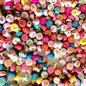100 / 200 - Cuentas de alfabeto redondo multicolor opaco de 7 mm, cuentas de letras redondas, cuentas de nombre del alfabeto, cuentas de letras A-Z, cuentas de letras de colores oscuros