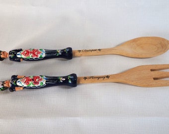 Service à salade en bois d'art populaire peint à la main, fabriqué à Budapest, Hongrie, décoration de fourchette et cuillère.