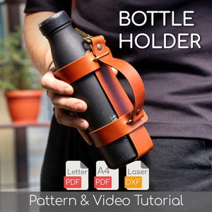 Könnte beinhalten: Eine mattschwarze Wasserflasche in einem hellbraunen Leder-Flaschenhalter mit Tragegriff. Das Bild enthält den Text BOTTLE HOLDER, Letter PDF, A4 PDF, Laser DXF und Pattern & Video Tutorial. Der Lederriemen ist mit Metallnieten befestigt.