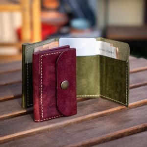 Smalle leren in drieën gevouwen portemonnee | Handgestikte minimalistische portemonnee | Compact accessoire van plantaardig gelooid leer