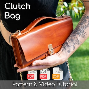 Könnte beinhalten: Eine braune Leder-Clutch-Tasche mit rechteckiger Form und oberem Griff. Die Tasche hat einen Metallverschluss und einen goldenen Kettenriemen. Der Text "Clutch Bag" befindet sich oben im Bild und "Pattern & Video Tutorial" unten.