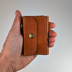 Cartera fina de cuero de tres pliegues / Cartera minimalista cosida a mano / Accesorio compacto de cuero curtido vegetal