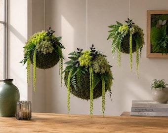 Moss ball made of flat moss, Iceland moss, fern and amaranth