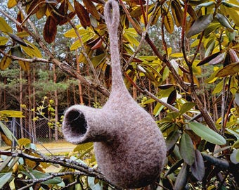 Casita para pájaros de fieltro con forma de gota, nido seguro con entrada tubular, casita colgante de lana natural, decoración para jardín exterior.