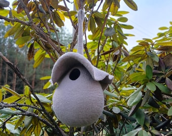 Casetta per uccelli in feltro, nido per uccelli in lana naturale, decorazione ecologica da appendere, arte rustica da giardino.
