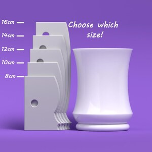 Puede incluir: Un jarrón de cerámica blanco con una base redondeada y una abertura ancha. Elige el tamaño: 8 cm, 10 cm, 12 cm, 14 cm o 16 cm.