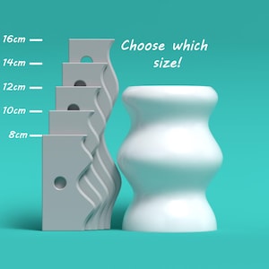 Op de afbeelding: Vijf witte keramische kaarsenhouders in verschillende maten, variërend van 8 tot 16 centimeter hoog. De tekst "Kies welke maat!" is in wit op een turquoise achtergrond geschreven.
