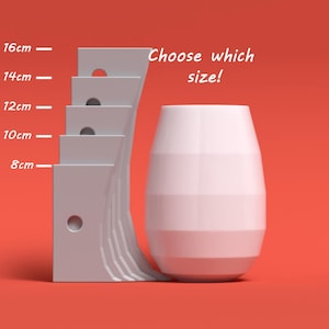 Puede incluir: Un jarrón de cerámica blanco con un diseño geométrico. Elige la talla: 8 cm, 10 cm, 12 cm, 14 cm o 16 cm.