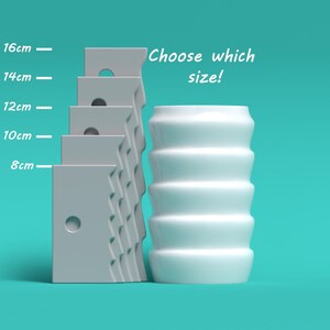 Op de afbeelding: Vijf witte keramische potten in verschillende maten, variërend van 8 tot 16 cm hoog, met een textuurontwerp. De tekst "Kies de maat!" is in wit op een turquoise achtergrond geschreven.