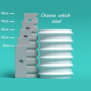 Op de afbeelding: Een wit, cilindrisch object met een geribbelde textuur wordt getoond naast een set van vijf grijze, rechthoekige objecten met verschillende hoogtes. De hoogtes van de grijze objecten zijn geëtiketteerd in centimeters: 8 cm, 10 cm, 12 cm, 14 cm en 16 cm. De tekst "Kies de maat!" staat boven de objecten.