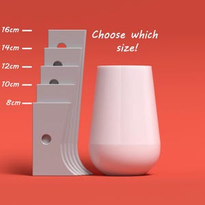 Puede incluir: Un jarrón de cerámica blanco con fondo redondeado y una abertura ancha. Una regla con marcas en centímetros muestra diferentes tamaños, de 8 cm a 16 cm. El texto "¡Elige la talla!" está escrito encima del jarrón.