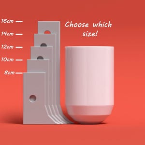 Könnte beinhalten: Eine weiße Keramiktasse mit einer Auswahl von fünf Größen, von 8 cm bis 16 cm Höhe. Wählen Sie die Größe! Die Tasse steht auf einem roten Hintergrund.