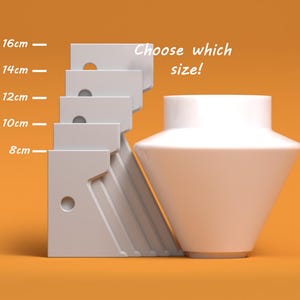 Puede incluir: Jarrón de cerámica blanco con una base ancha y una abertura estrecha. El jarrón se muestra junto a una regla con medidas en centímetros, que van de 8 a 16 cm. El texto "¡Elige la talla!" está escrito encima del jarrón.