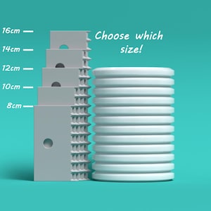Op de afbeelding: Een stapel van vijf witte plastic cilinders met verschillende hoogtes, variërend van 8 cm tot 16 cm. De cilinders hebben een gat in het midden en een getextureerd oppervlak. De tekst "Kies de maat!" is in wit op een turquoise achtergrond geschreven.