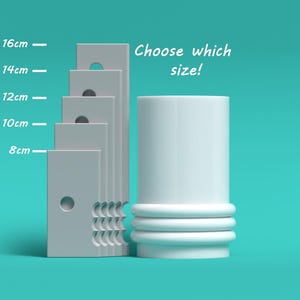 Puede incluir: Cinco bloques rectangulares blancos con un agujero en el centro, apilados uno encima del otro. Los bloques están etiquetados con medidas en centímetros: 8 cm, 10 cm, 12 cm, 14 cm y 16 cm. Junto a los bloques hay un objeto cilíndrico blanco con tres anillos alrededor de la parte inferior. El texto "¡Elige el tamaño!" está escrito en blanco sobre un fondo turquesa.