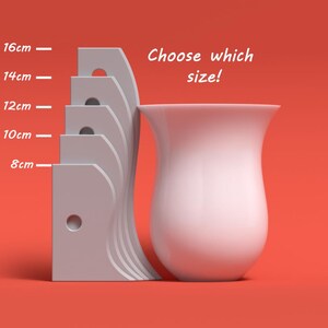 Peut inclure: Un vase en céramique blanche avec un fond arrondi et un haut évasé. Une règle avec des marques en centimètres indique les différentes tailles disponibles : 8 cm, 10 cm, 12 cm, 14 cm et 16 cm. Le texte « Choisissez la taille ! » est écrit au-dessus du vase.