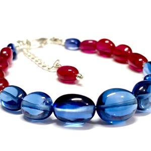 Op de afbeelding: Een set van drie keramische mokken met een gespikkelde, matte afwerking. De mokken zijn in crème, lichtgrijs en donkergrijs. Elke mok heeft een eenvoudig, minimalistisch ontwerp, perfect voor koffie of thee.