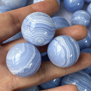 Esfera de ágata de encaje azul, mini bola de cristal con bandas, piedra curativa del chakra de la garganta, orbe de ágata de encaje azul bebé raro para aliviar la ansiedad, meditación