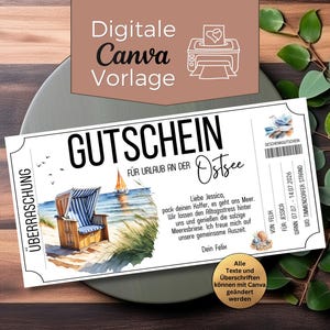 Puede incluir: Una plantilla digital de Canva para un vale de regalo. El diseño presenta una escena de playa con una silla de playa a rayas, un velero y texto en alemán. El vale es para unas vacaciones en el Mar Báltico.