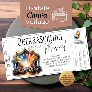 Può includere: Un biglietto bianco con il testo "ÜBERRASCHUNG Musical" e un'illustrazione del palcoscenico. Il biglietto include il testo "Wir gehen ins Musical" e "Liebe Saskia". Il biglietto è un modello digitale Canva.