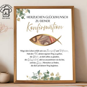 Puede incluir: Un marco de madera que contiene una impresión con inscripciones doradas en alemán. El texto dice "HERZLICHEN GLÜCKWUNSCH ZU DEINER Konfirmation" encima de un símbolo de pez dorado. Acentos florales verdes y dorados decoran la impresión.