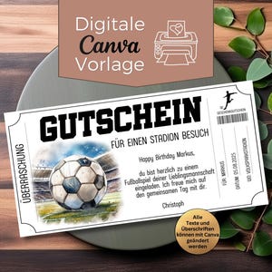 Puede incluir: Un boleto blanco con la palabra "GUTSCHEIN" en letras negras en negrita, con un gráfico de balón de fútbol. El boleto es para una visita al estadio e incluye un mensaje de cumpleaños personalizado. Es una plantilla digital de Canva.
