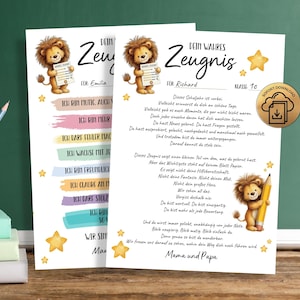 Op de afbeelding: Twee witte papieren certificaten getiteld "Dein Wahres Zeugnis" met illustraties van een cartoonleeuw, gele sterren en Duitse tekst. Het ene certificaat heeft ruimte voor een naam en klas, het andere bevat positieve affirmaties.