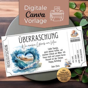 Könnte beinhalten: Ein weißer Gutschein mit den Wörtern "ÜBERRASCHUNG" und "Wir machen Urlaub am Meer" in Schwarz gedruckt. Der Gutschein zeigt ein Aquarellbild einer herzförmigen Welle und einer Strandszene. Der Text enthält "Happy Birthday!" und "Digital Canva Vorlage."