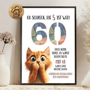 Könnte beinhalten: Ein gerahmter Druck mit dem Text "OH SCHRECK, DIE 5 IST WEG!" und "60" in großen Zahlen. Die "60" ist mit einem Euro-Geldschein-Design gefüllt. In der Mitte befindet sich eine orange Katze mit großen Augen. Der Druck enthält auch deutschen Text.